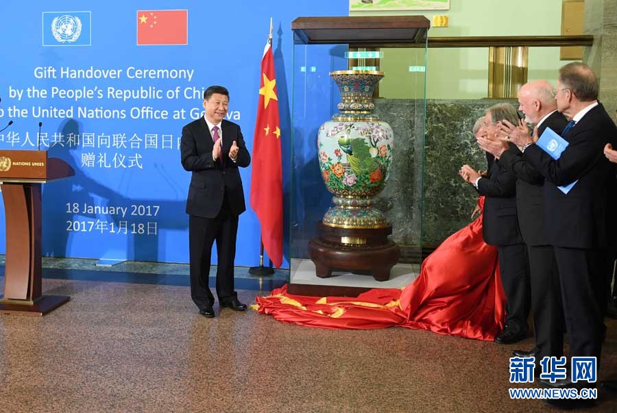 1月18日，國家主席習(xí)近平在瑞士日內(nèi)瓦萬國宮出席&ldquo;共商共筑人類命運共同體&rdquo;高級別會議，并發(fā)表題為《共同構(gòu)建人類命運共同體》的主旨演講。這是會議結(jié)束后，習(xí)近平出席中國向聯(lián)合國日內(nèi)瓦總部贈禮儀式。新華社記者 張鐸 攝