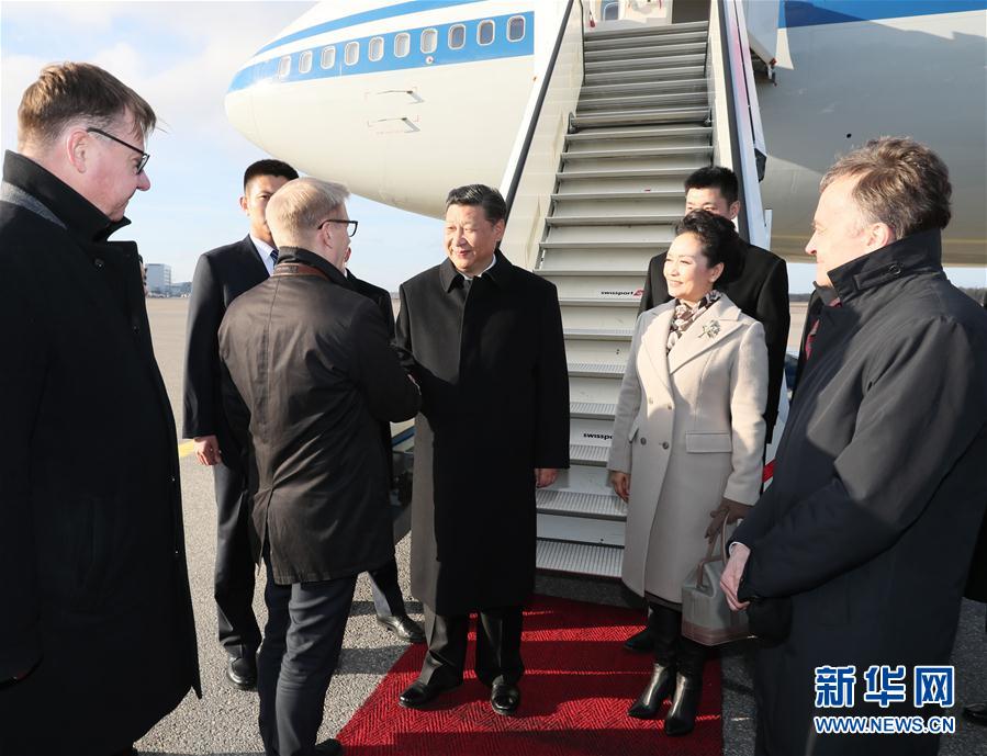 4月4日，國家主席習近平乘專機抵達赫爾辛基，開始對芬蘭共和國進行國事訪問。這是芬蘭政府代表、農業(yè)與環(huán)境部長蒂利凱寧等在舷梯旁熱情迎接習近平和夫人彭麗媛。新華社記者 蘭紅光 攝 
