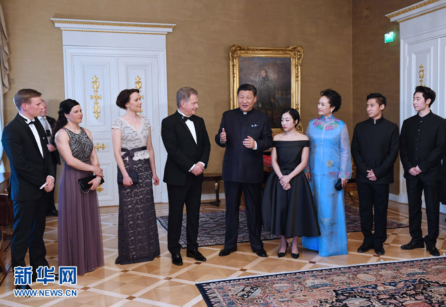 當(dāng)?shù)貢r(shí)間4月5日晚，國(guó)家主席習(xí)近平和芬蘭總統(tǒng)尼尼斯托在赫爾辛基共同會(huì)見剛剛參加完2017年世界花樣滑冰錦標(biāo)賽的中芬兩國(guó)冰雪運(yùn)動(dòng)員代表。習(xí)近平夫人彭麗媛和尼尼斯托夫人豪吉?dú)W參加會(huì)見。新華社記者 饒愛民 攝