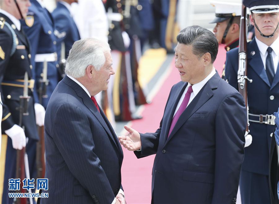 4月6日，國(guó)家主席習(xí)近平乘專(zhuān)機(jī)抵達(dá)美國(guó)佛羅里達(dá)州，將在海湖莊園同美國(guó)總統(tǒng)特朗普舉行中美元首會(huì)晤。習(xí)近平和夫人彭麗媛受到美國(guó)國(guó)務(wù)卿蒂勒森夫婦等熱情迎接。新華社記者 丁林 攝 