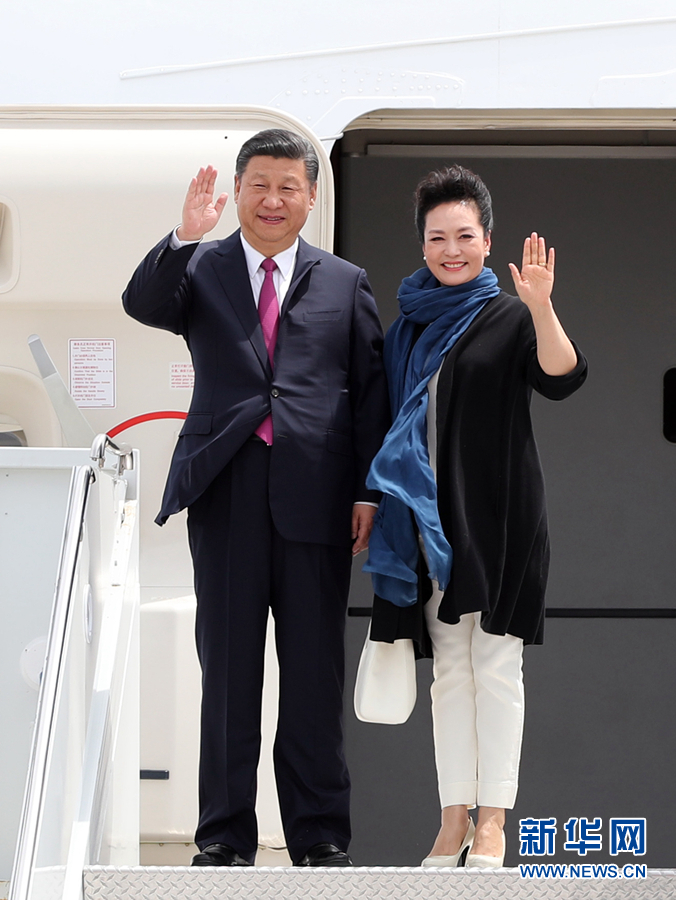 4月6日，國(guó)家主席習(xí)近平乘專(zhuān)機(jī)抵達(dá)美國(guó)佛羅里達(dá)州，將在海湖莊園同美國(guó)總統(tǒng)特朗普舉行中美元首會(huì)晤。這是習(xí)近平和夫人彭麗媛步出機(jī)艙。新華社記者 劉衛(wèi)兵 攝 