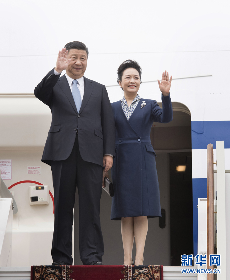 7月3日，國(guó)家主席習(xí)近平乘專(zhuān)機(jī)抵達(dá)莫斯科，開(kāi)始對(duì)俄羅斯聯(lián)邦進(jìn)行國(guó)事訪(fǎng)問(wèn)。這是習(xí)近平和夫人彭麗媛步出艙門(mén)。 新華社記者 李學(xué)仁 攝