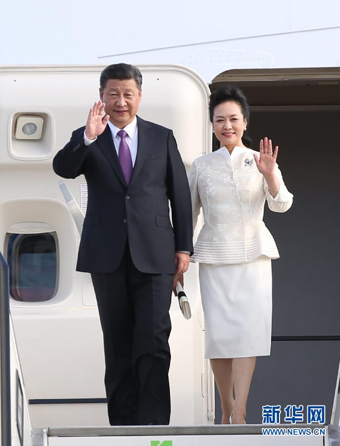 7月4日，國家主席習(xí)近平乘專機抵達(dá)柏林，開始對德意志聯(lián)邦共和國進(jìn)行國事訪問。這是習(xí)近平和夫人彭麗媛步出艙門。 新華社記者 姚大偉 攝