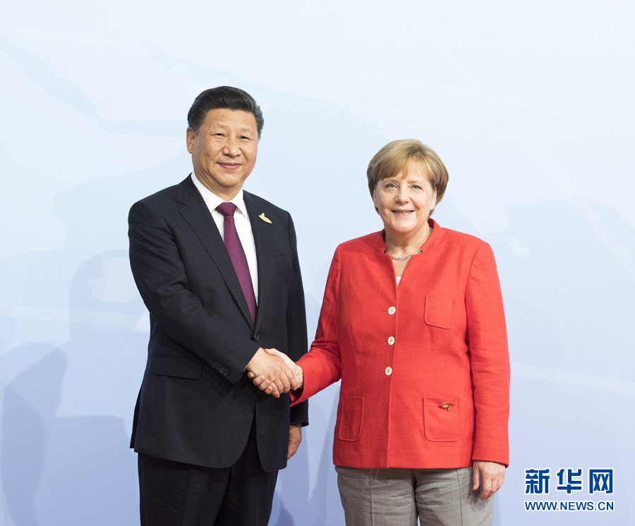 7月7日，二十國集團(tuán)領(lǐng)導(dǎo)人第十二次峰會在德國漢堡舉行。國家主席習(xí)近平出席并發(fā)表題為《堅持開放包容　推動聯(lián)動增長》的重要講話。這是峰會開始前，習(xí)近平受到德國總理默克爾迎接。新華社記者 李學(xué)仁 攝 