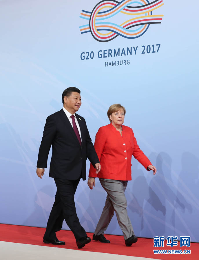 7月7日，二十國集團(tuán)領(lǐng)導(dǎo)人第十二次峰會在德國漢堡舉行。國家主席習(xí)近平出席并發(fā)表題為《堅持開放包容　推動聯(lián)動增長》的重要講話。這是峰會開始前，習(xí)近平受到德國總理默克爾迎接。新華社記者 劉衛(wèi)兵 攝 
