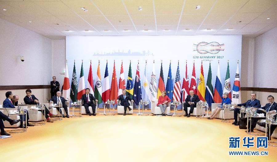 7月7日，二十國集團(tuán)領(lǐng)導(dǎo)人第十二次峰會在德國漢堡舉行。國家主席習(xí)近平出席并發(fā)表題為《堅持開放包容　推動聯(lián)動增長》的重要講話。這是峰會前，習(xí)近平出席二十國集團(tuán)峰會領(lǐng)導(dǎo)人座談會。新華社記者 李學(xué)仁 攝 