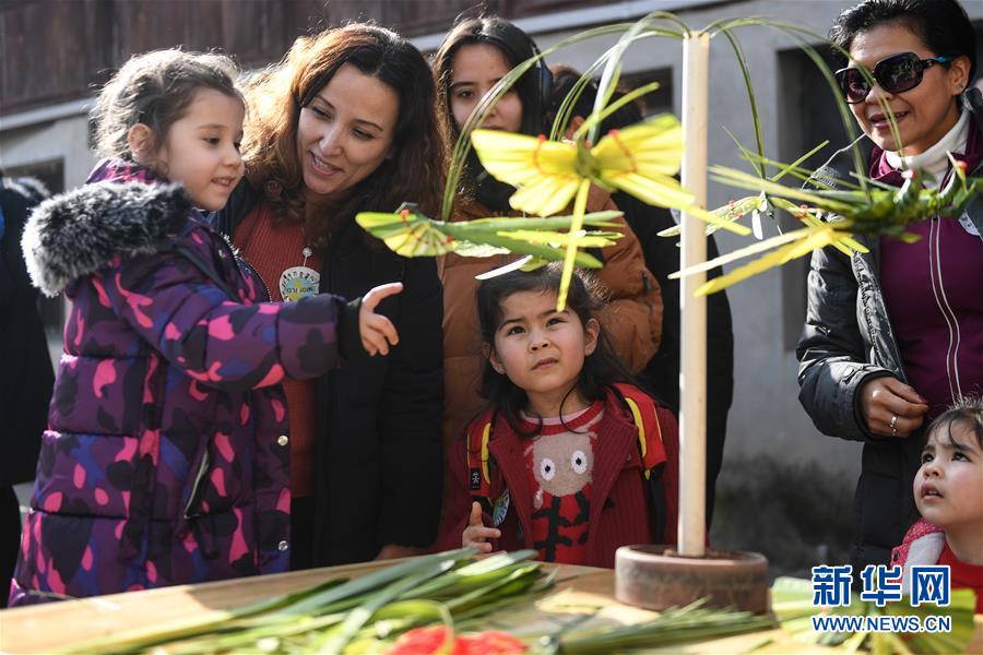 （社會(huì)）（1）外國友人在中國鄉(xiāng)村體驗(yàn)民俗
