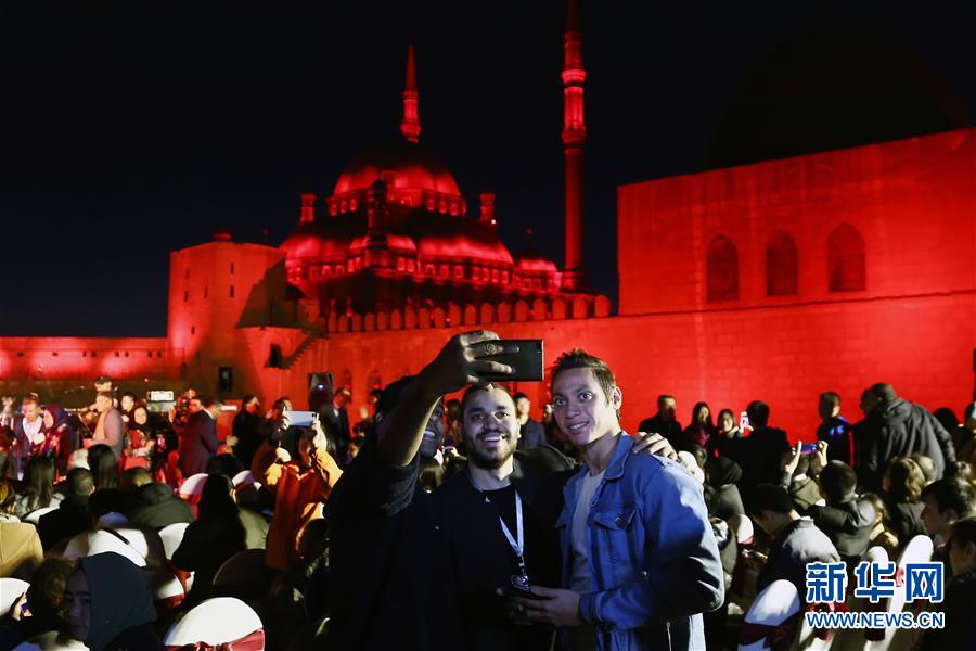 （國(guó)際）（2）&ldquo;中國(guó)紅&rdquo;海外閃爍 慶春節(jié)年味正濃