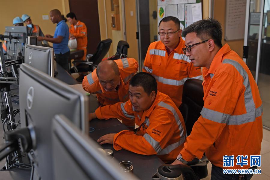 (國際·圖文互動)(2)通訊:春節(jié):在異國他鄉(xiāng)堅(jiān)守崗位——探訪南非中企施工現(xiàn)場