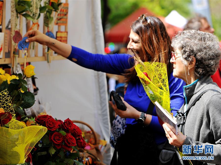 （國際&middot;圖文互動）（1）通訊：花香馥郁 書香怡人&mdash;&mdash;記西班牙巴塞羅那圣喬治節(jié)