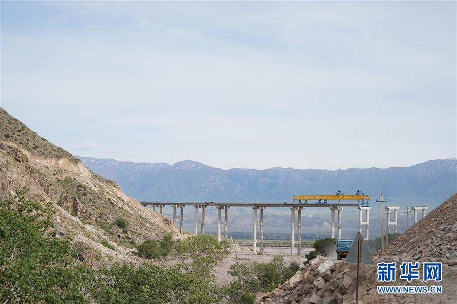 (習(xí)近平出訪配合稿·圖文互動(dòng))(3)通訊:雪山腳下有條“中國(guó)路”