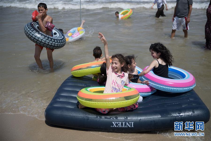 （國(guó)際&middot;圖文互動(dòng)）（2）特寫：穿過(guò)檢查站去看海