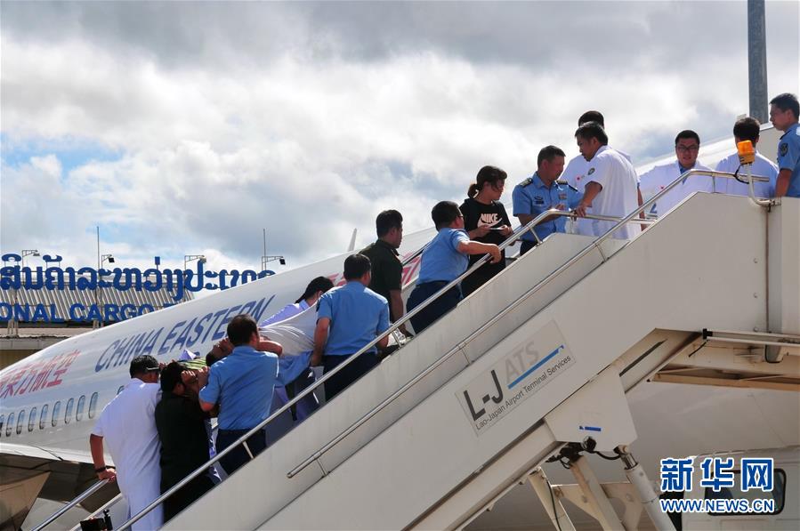 (國(guó)際·圖文互動(dòng))(3)老撾車禍?zhǔn)軅?0名中國(guó)游客回國(guó)