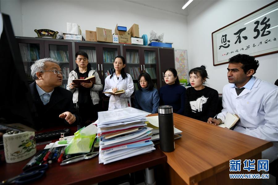 (在習(xí)近平新時(shí)代中國(guó)特色社會(huì)主義思想指引下——新時(shí)代新作為新篇章·總書記關(guān)切開(kāi)放事·圖文互動(dòng))(1)來(lái)中國(guó)“學(xué)種地”的“洋學(xué)生”