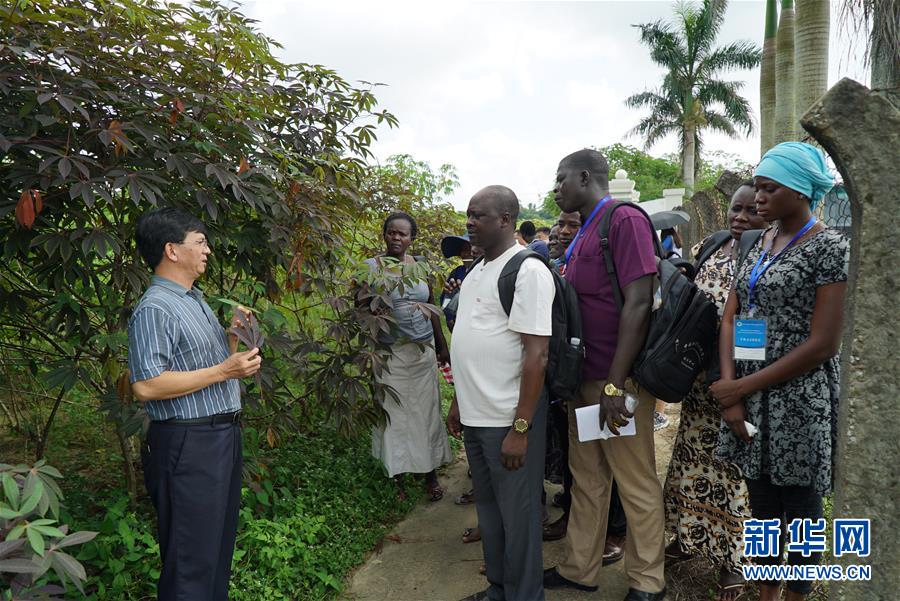 (在習(xí)近平新時(shí)代中國(guó)特色社會(huì)主義思想指引下——新時(shí)代新作為新篇章·總書記關(guān)切開(kāi)放事·圖文互動(dòng))(6)來(lái)中國(guó)“學(xué)種地”的“洋學(xué)生”