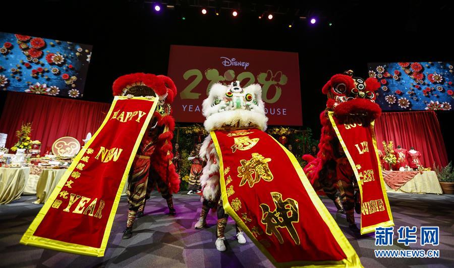 （國(guó)際&middot;圖文互動(dòng)）（2）通訊：美國(guó)迪士尼加州冒險(xiǎn)樂園紅紅火火迎鼠年