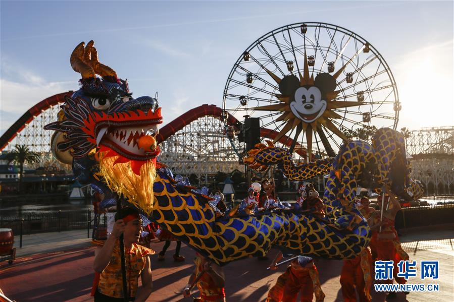 （國(guó)際&middot;圖文互動(dòng)）（3）通訊：美國(guó)迪士尼加州冒險(xiǎn)樂園紅紅火火迎鼠年
