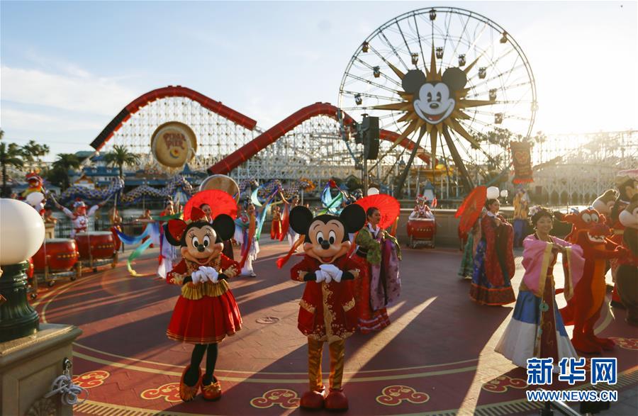 （國(guó)際&middot;圖文互動(dòng)）（10）通訊：美國(guó)迪士尼加州冒險(xiǎn)樂園紅紅火火迎鼠年