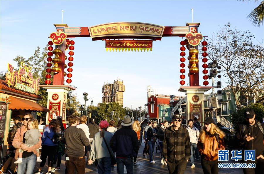 （國(guó)際&middot;圖文互動(dòng)）（11）通訊：美國(guó)迪士尼加州冒險(xiǎn)樂園紅紅火火迎鼠年