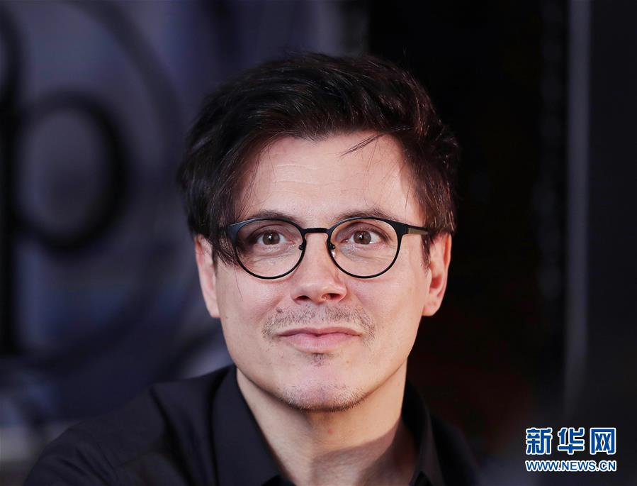 （國際&middot;圖文互動(dòng)）（6）通訊：手牽手，我們共同驅(qū)散陰霾&mdash;&mdash;法國音樂人創(chuàng)作抗疫歌曲背后的故事