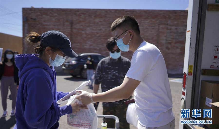 （國際疫情&middot;圖文互動(dòng)）（5）&ldquo;來自祖國濃濃的愛&rdquo;&mdash;&mdash;在美留學(xué)生領(lǐng)取&ldquo;健康包&rdquo;背后的故事