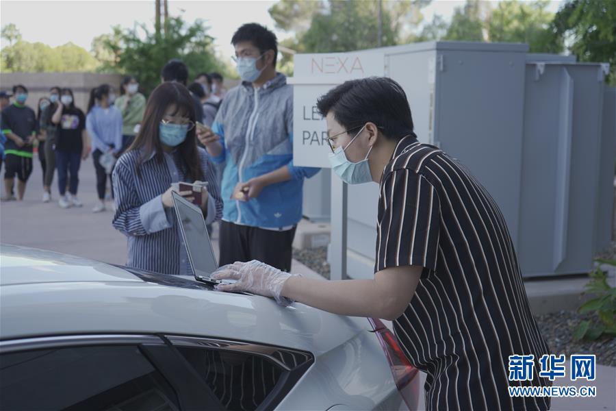 （國際疫情&middot;圖文互動(dòng)）（6）&ldquo;來自祖國濃濃的愛&rdquo;&mdash;&mdash;在美留學(xué)生領(lǐng)取&ldquo;健康包&rdquo;背后的故事