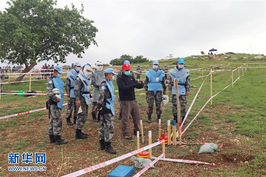 (國際·圖文互動)(2)通訊:“中國式掃雷精準(zhǔn)且高效”——記聯(lián)黎官員視察中國維和官兵“藍(lán)線”掃雷訓(xùn)練