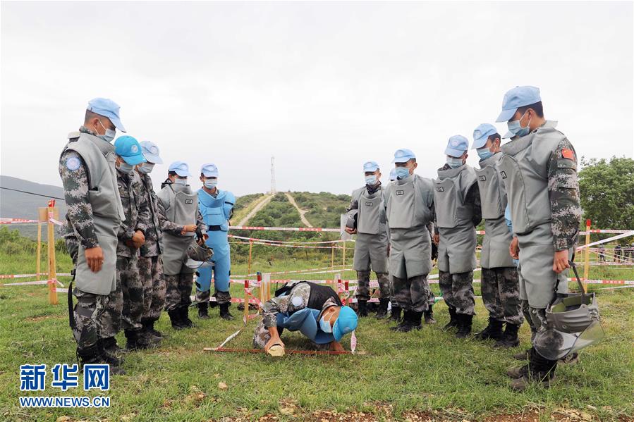 (國際·圖文互動)(4)通訊:“中國式掃雷精準(zhǔn)且高效”——記聯(lián)黎官員視察中國維和官兵“藍(lán)線”掃雷訓(xùn)練