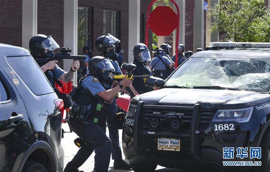 （國(guó)際）（3）美國(guó)警察執(zhí)法動(dòng)作不當(dāng)致一名非裔男子死亡 引發(fā)大規(guī)?？棺h