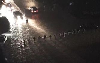 暴雨中的&ldquo;最美人墻&rdquo;找到了！