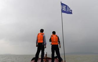 鄱陽湖上的江豚&ldquo;保鏢&rdquo;