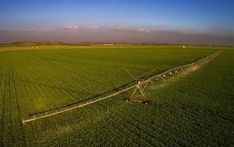 &ldquo;水龍&rdquo;田間灑雨露 節(jié)水灌溉潤糧川