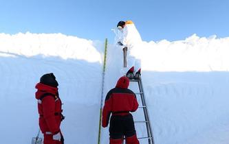 特寫(xiě)：南極&ldquo;白夜&rdquo;采集雪坑樣品記