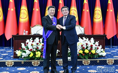 習(xí)近平接受吉總統(tǒng)授予&ldquo;瑪納斯&rdquo;一級(jí)勛章