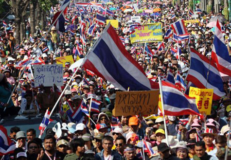 泰國(guó)反政府示威者包圍英拉住所