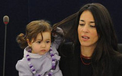 &ldquo;小萌女&rdquo;成歐洲議會(huì)會(huì)議?？?高清組圖)