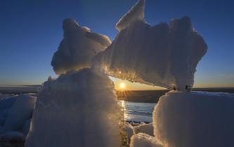 新疆烏倫古湖出現(xiàn)&ldquo;風積冰山&rdquo;景觀