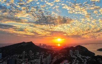 海邊絢麗晚霞&ldquo;扮靚&rdquo;連云港